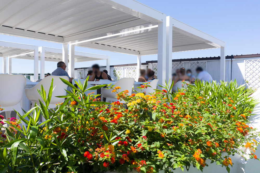 Terrazza esterna per pranzo e aperitivi